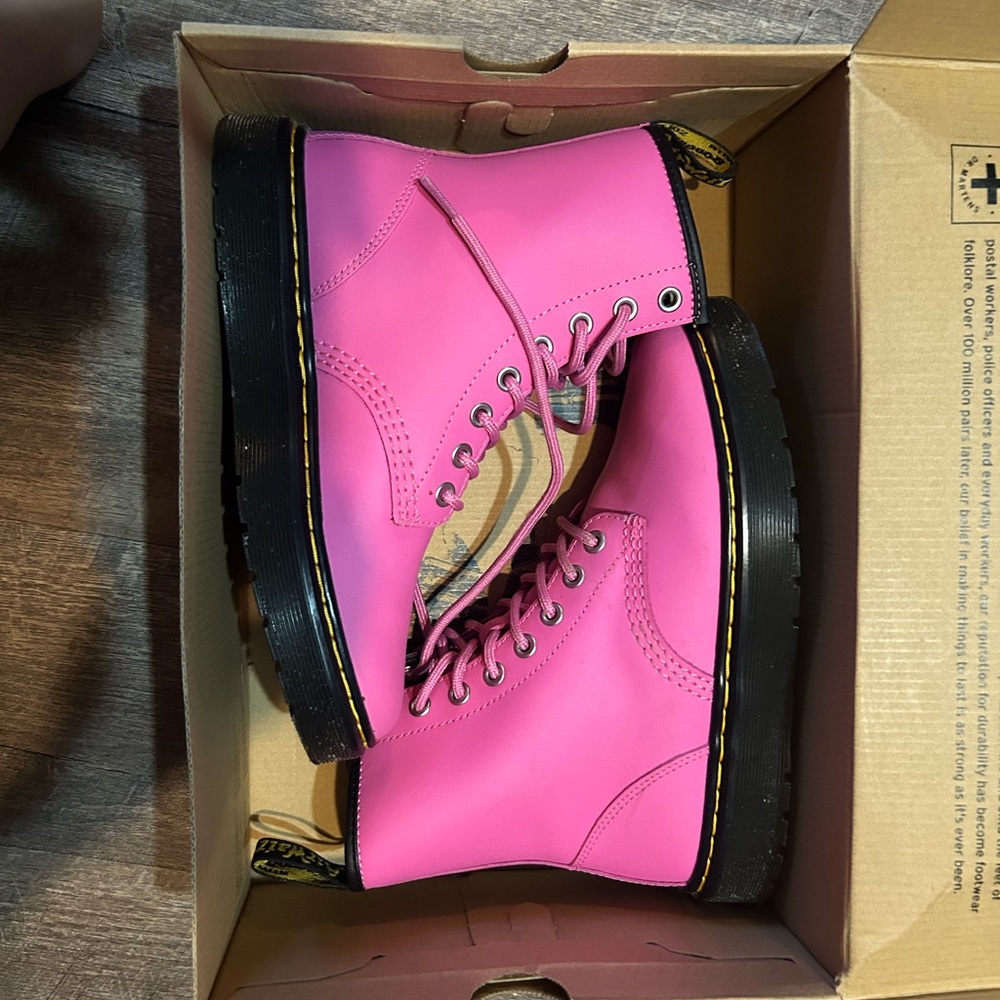 Worn once basically new in box pink leather Dr. Martens airwalk m- Sz5 w- Sz 6